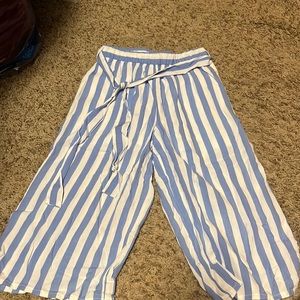 Girls Adorable Pants/Goucho style.